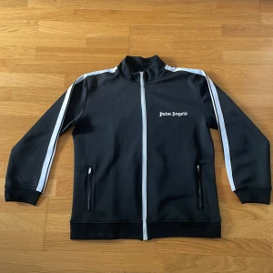 Palm Angels Zip tröja - Säljer min Palm angels tröja då den är för liten för mig, storlek L/XL, skick 10/10 