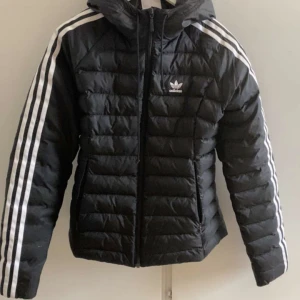 ADIDAS jacka, dunjacka  - Adidas jacka som använts en säsong.  I bra skick.  Tar endast Swish.  Kan mötas upp i sthlm,Södertälje,Kalmar,Göteborg och Vimmerby. 