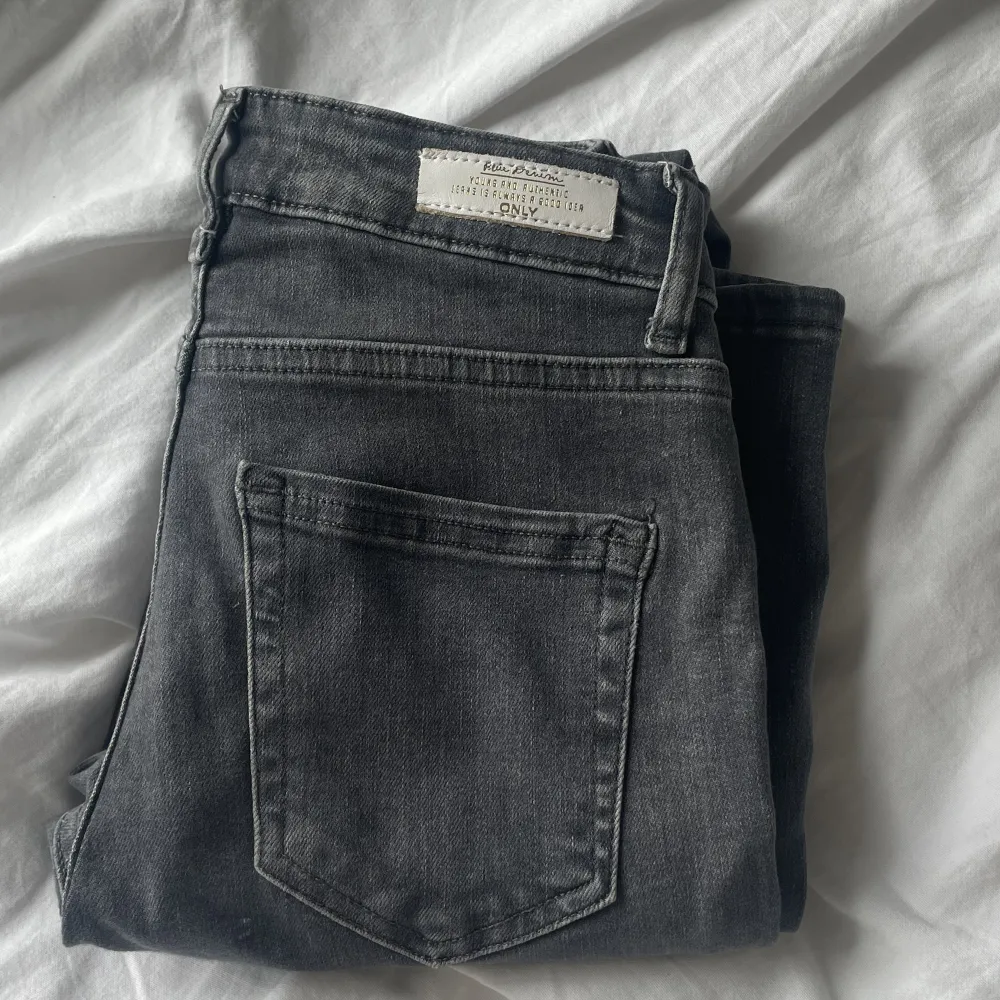 Jätte fina bootcut jeans från ONLY. Inte använda så mycket då jag tycker dem är för korta för mig🤍. Jeans & Byxor.