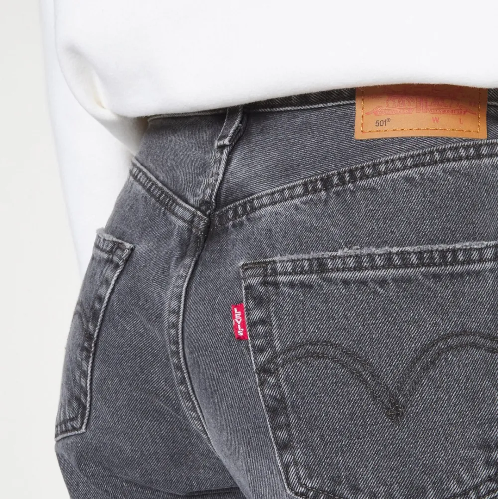 Ett par jätte fina gråa levis jeans, men kommer tyv inte till användning. Jeans & Byxor.