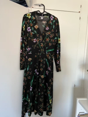 Omlottklänning H&M - Omlottklänning H&M storlek S 