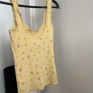 Sommrigt linne - Gult linne, storlek XS men passar S också! Skriv för fler bilder eller frågor! Kan mötas upp i Stockholm, antingen Slussen eller Fridhemsplan helst. Annars står köparen för frakten ;)