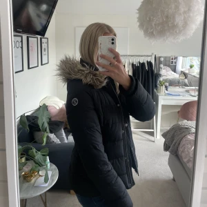 Jacka Abercrombie & Fitch - Användbar jacka ifrån Abercrombie med avtagbar fake-päls på luvan. Jackan är vatten-resistent och passar bra för höst/vinter och tidigare vår. Jackan är av bra kvalitet, den är något använd men i bra skick🫶🏼