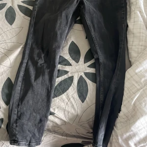 Jeans  - Säljer ett par snygga Gina tricot jeans som jag köpte för 400kr dom har inga skador handskar nya fick dom föraveckan men dom passade it min still är du intresserad kontakta mig o få all info. Polisanmälan om man bluffar ock låtsas om att man vill köpa.😊