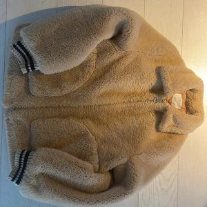 Jacka från Zara! - Jacka från zara i nyskick. Storlek storlek 152. Den är fluffig i materialet. Mycket härlig jacka som är midjelång.