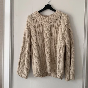 Stickad tröja - En beige stickad tröja från ellos i nyskick och endast använd en gång. Både snygg och skön men kommer tyvärr aldrig till användning och säljs därför. Vid intresse och för fler bilder hör gärna av dig!☺️