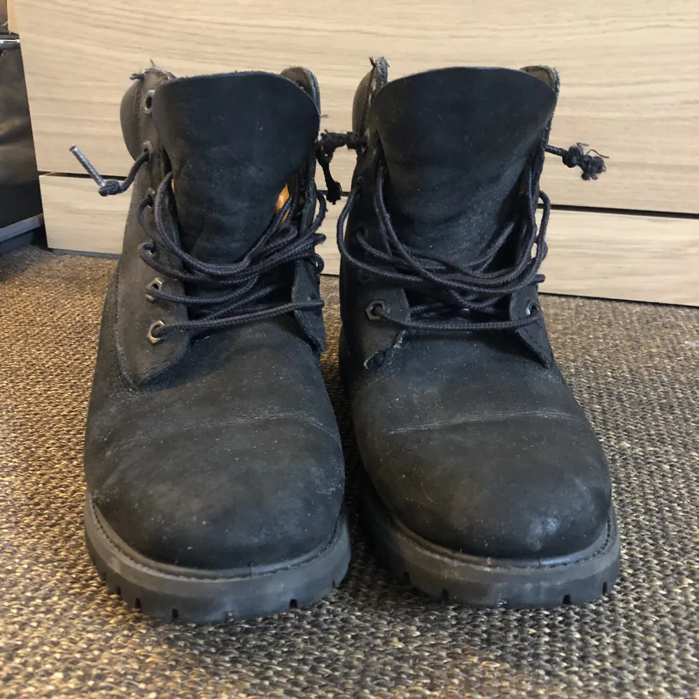 Svarta äkta timberlands säljes! Används ett fåtal gånger och säljes pågrundav jag bytt stil! Väldigt bra skick!! Nypris 1400kr. Skor.