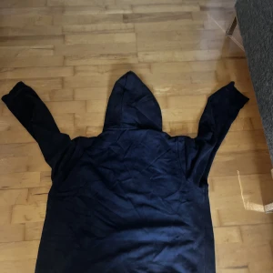 Hugo boss hoodie - En Hugo boss tröja som är använd 5-10 gånger. Storlek XXL men sitter som en XL