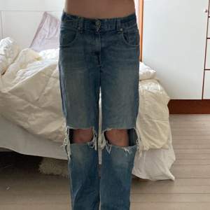 Snygga blåa H&M jeans med med hål, som jag säljer pga garderobsrensning! De är omsydda i midjan men passar som S💋 