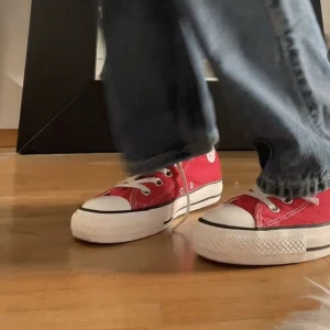 Röda Höga Converse - Säljer mina oanvända röda Converse pågrund av att jag inte använder dom, så sjukt snygga!!!  