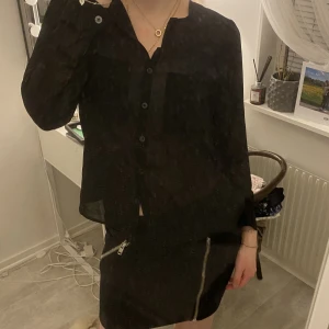 blus  - Fin blus i jättebra skick! 💗 passar storlek Xs-S. Säljer åt en kompis 🙌🏼