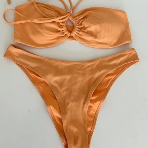 Bikini HM 38 - Använd 1-2 gånger och självklart tvättad efter det!  Säljes tillsammans, båda storlek 38