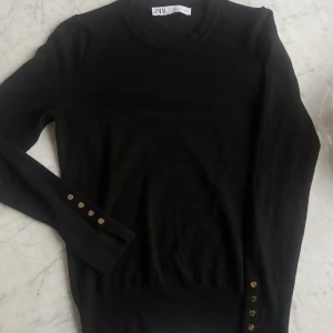 Trendig zara tröja  - Trendig svart tröja från Zara! Med guld detaljer vid armen. Ny, knappt använd alls 🫶🏽