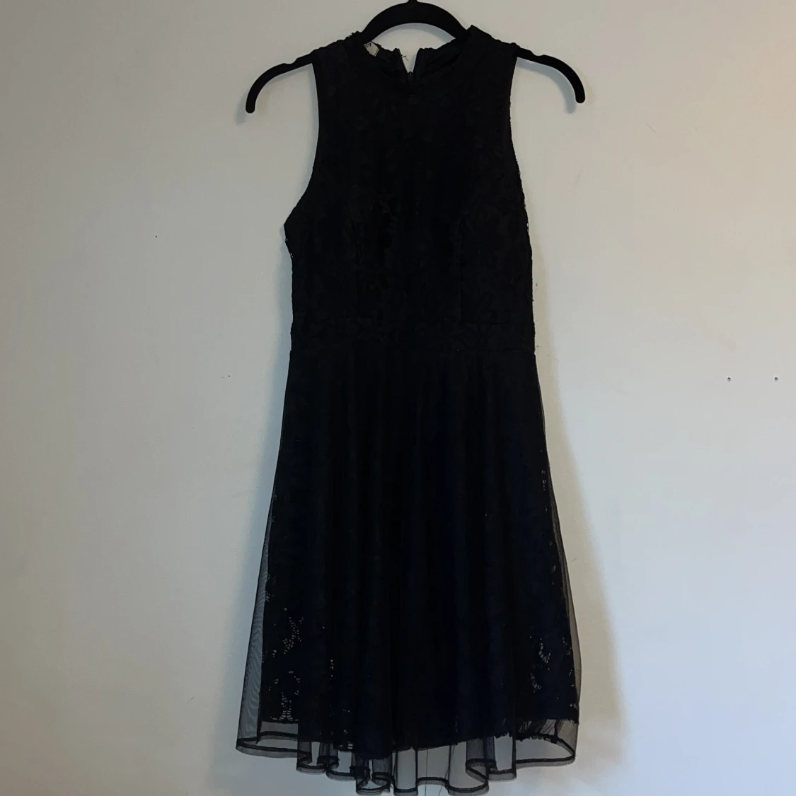 Svart klänning med blommigt tyg