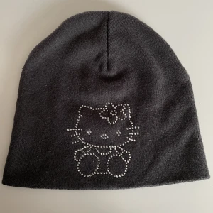 Hello Kitty mössa - Hello Kitty mössa från H&M. Super bra skick å aldrig använd. Ingen barn mössa, den passar alltså mig som är 17. Skriv gärna vid frågor eller fler bilder!❤️