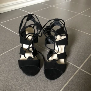 Klackskor - Svarta stilettklackar från TIAMO. Storlek 36 men passar även 37. Köpta nya för 599kr. Endast testade inomhus💞
