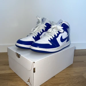 WMNS AIR JORDAN 1 MID  - I princip nya Nike Jordan 1 Mid i färgen Kentucky Blue, använda ute en gång. De är köpta från Merch Sweden för 2 799 kr. 