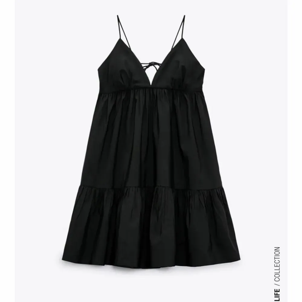 Nu säljer jag en jättefin svart klänning från zara i storlek xs, helt oanvänd!!💗💗. Klänningar.