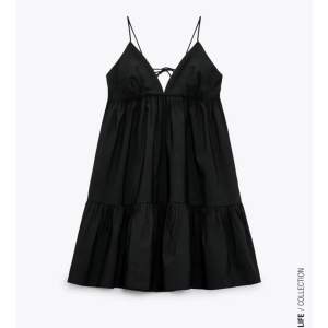 Nu säljer jag en jättefin svart klänning från zara i storlek xs, helt oanvänd!!💗💗