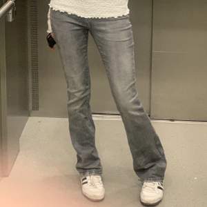 Säljer mina sjuuuukt snygga jeans från Only!! Dom är gråa och är bra längd på mig som är 171! Jeansen har två hål vid bakfickan, skriv för fler bilder💞