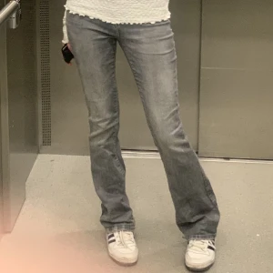 Only jeans - Säljer mina sjuuuukt snygga jeans från Only!! Dom är gråa och är bra längd på mig som är 171! Jeansen har två hål vid bakfickan, skriv för fler bilder💞