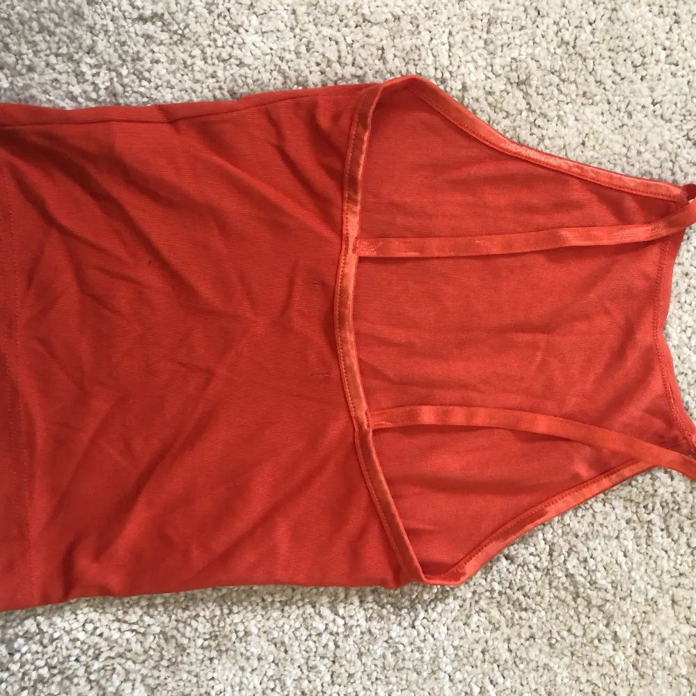 Gulligt oranget linne med djupare rygg, från Bikbok i storlek xs💖. T-shirts.