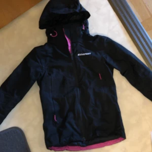 Everest jacka - Halv tjock  Knappt använd 