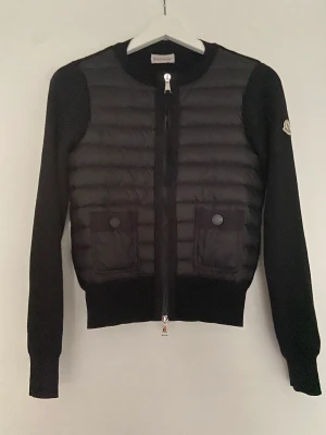 Moncler Jacka/tröja - Storlek 1. Motsvarar XS/S. Dun framsida. Mycket fint skick.