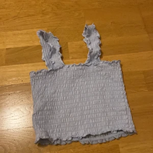 Blått linne - Säljer ett blått linne från hollister. Säljer för den inte kom till andvändning. Jätte fin till sommaren och den är ribbad 