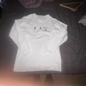 Oversized off white sweater in Size m. -  Skick : knappt använd. Pris kan diskuteras, träffas upp i Sthlm samt Gbg men kan även fraktas beroende på omständigheter.