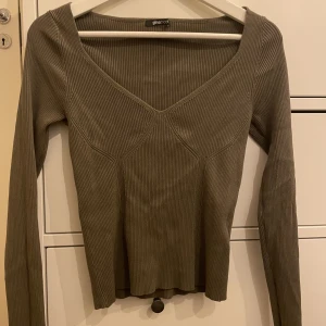 Tröja - Tröja från Gina Tricot, st M. Använd 1 gång. Nypris 349kr.