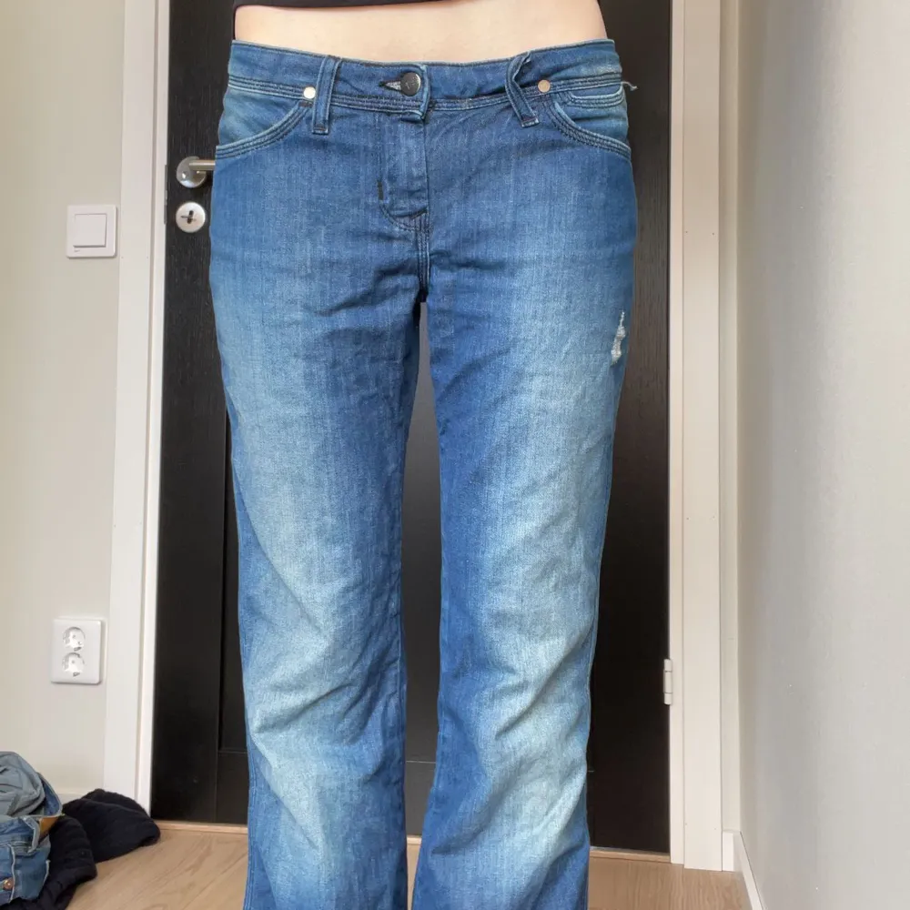 Säljer ett par Wrangler jeans som är lågmidjade och i fint skick Midjemåttet: 80 Innerbenslängden: 32. Jeans & Byxor.