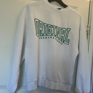 Sweatshirt  - Säljer min sweatshirt från Gina tricot då den har blivet för liten för mig är i bra skick med tanke på att den andvänts många gånger❤️