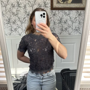 Spetts tröja - En spetts topp i blå/grå/lila färg från zara