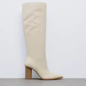 Slutsålda skin boots från Zara helt oanvända med lappen kvar, strl 40 men passar mig som har 39 perfekt. Nypris: 1495 ❤️