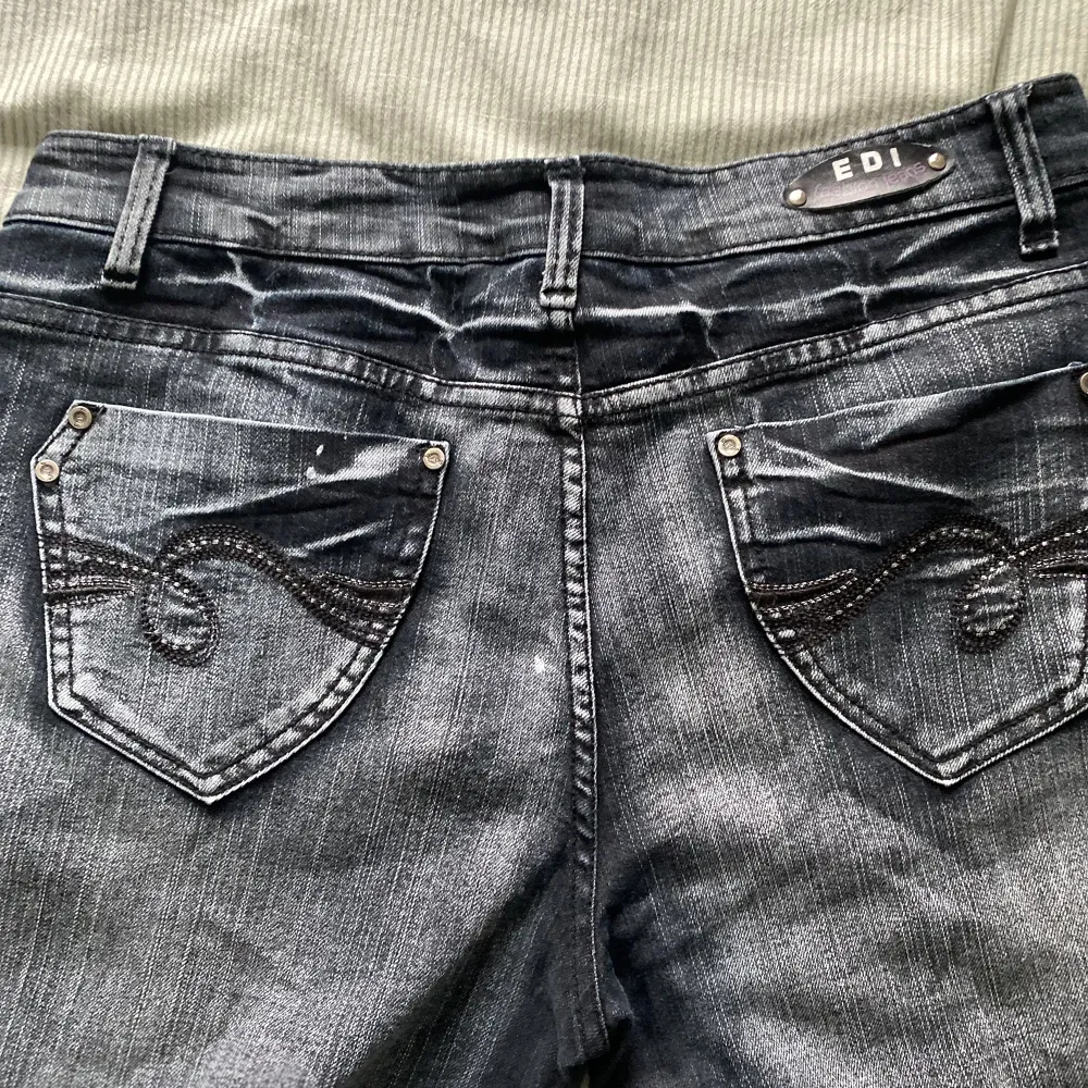Fina lågmidjade y2k jeans i storlek 44/ XL. Har design på fickorna och är svarta med gråa/vita detaljer. Skriv till mig om du vill ha dem!. Jeans & Byxor.