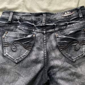 Fina lågmidjade y2k jeans i storlek 44/ XL. Har design på fickorna och är svarta med gråa/vita detaljer. Skriv till mig om du vill ha dem!