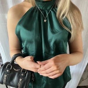 Fest blus - Säljer denna jättefina fest blus/vardags blus!!! Billigare pris vid snabb affär och/eller om du köper fler plagg från mitt flöde så får du billigare pris på plaggen❤️❤️