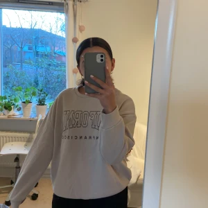 Sweatshirt  - Super skön sweatshirt med tryck från shein i storlek S❤️ Beige färgad med svart tryck och är lite oversized🌸