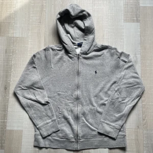 Polo Ralph Lauren zip hoodie  - Köpt på kidsbrandstore, strl XL(18-20) sitter som en S.