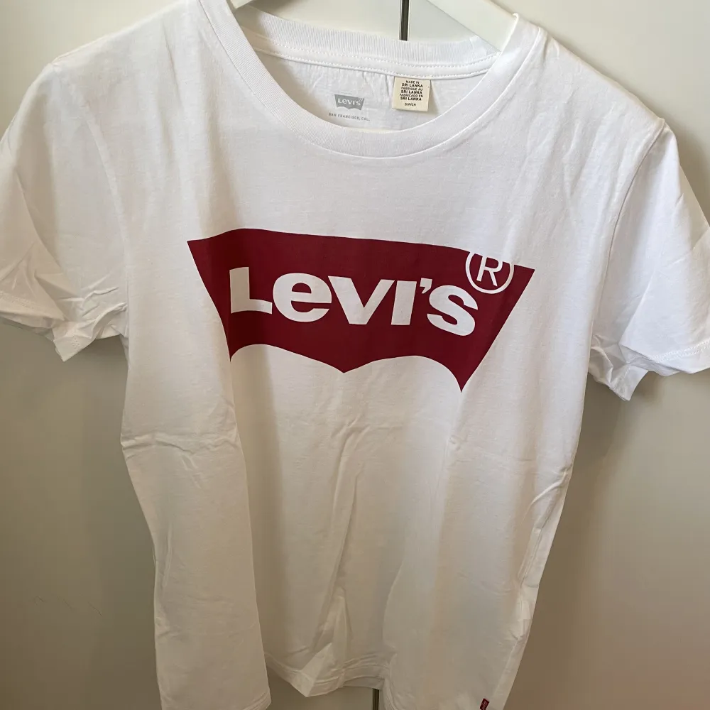 Klassisk Levis T-shirt i storlek S. Fint skick, endast använd ett fåtal gånger. Första bilden är från Levi’s hemsida ❤️. T-shirts.