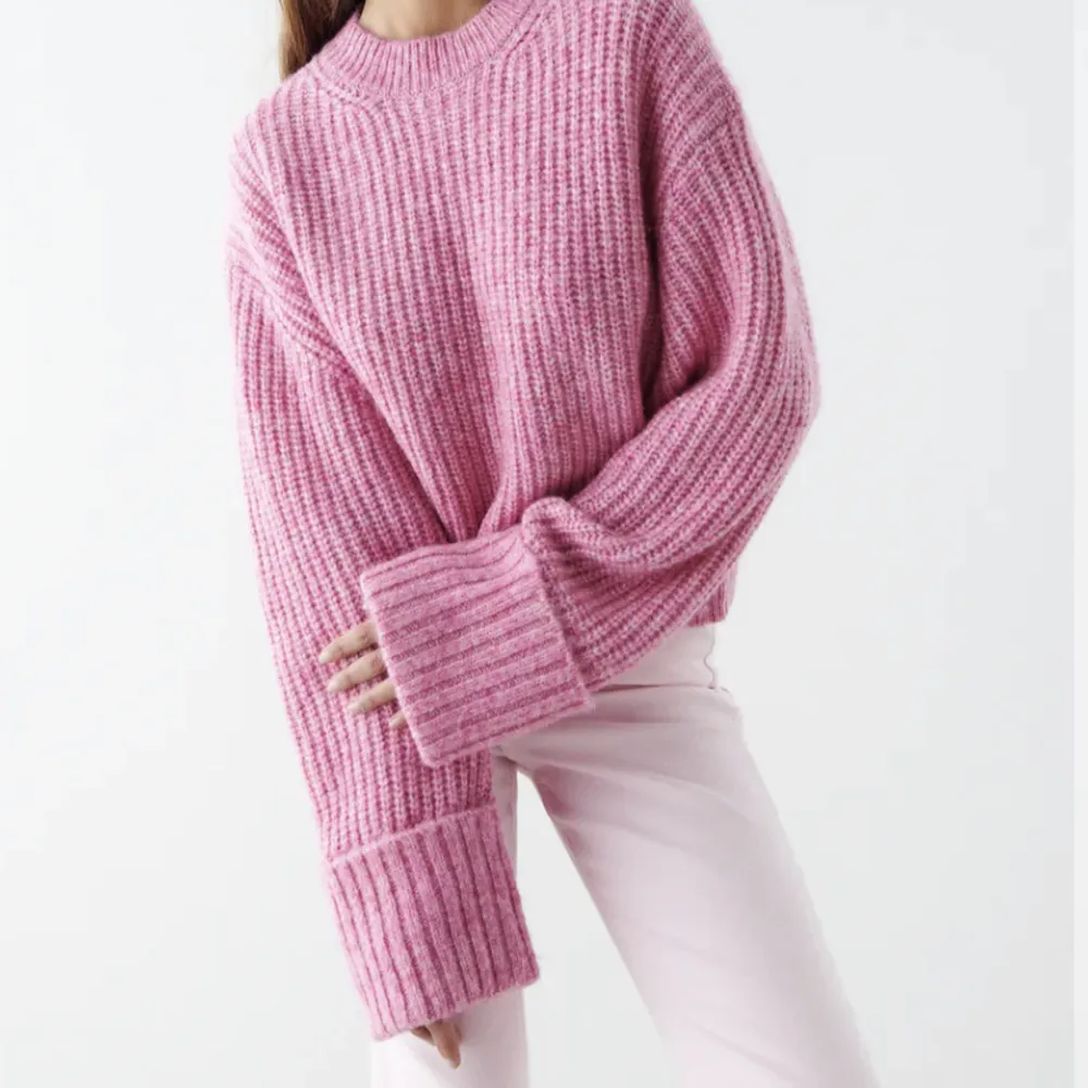Jättefin stickad rosa tröja från Gina tricot, använd fåtal gånger . Stickat.