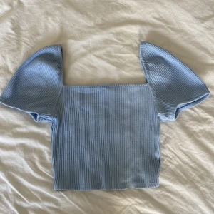somrig topp - Säljer den här superfina toppen från H&M! Perfekt till sommaren och skolavslutningen. Säljer för 50kr + frakt men priset kan diskuteras. Skriv privat om ni har frågor eller funderingar🫶🏼💘