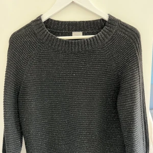 Glittrig tröja - Säljer nu min super snygga GLITTRIGA tröja från Marella Sport! Köptes för 2100kr! Säljer nu för 1500! Tröjan är i nyskick och förekommer inga defekter! Pris kan diskuteras men tar ej emot skambud❤️‍🔥 kom privat för fler frågor!