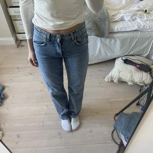Mid waist jeans från zara💙 storlek 36 men skulle säga att de passar 34 mer!