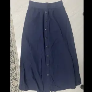 Otroligt skön och lång maxi kjol från DeFacto. Använd ett par gånger (2-3). Den har en elastisk midja vilket gör att kjolen passar både som storlek 38 men även 40. Priset kan diskuteras☺️ 