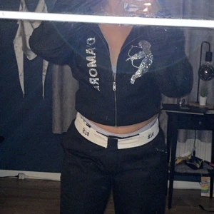 Rhinstone zip ip - Super snygg rhinstone zip up köpte från ett uf förstag (koftan är uppvikt på bilden skriv ifall bild önskas på hela koftan) alla stenar sitter kvar vad jag kan se super skön och stilren 🤍