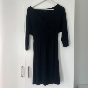 Omlottklänning - Omlottklänning med knyte bak