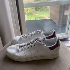 Säljer mina Stan Smith sneakers i skinn då de inte används. De är otroligt bekväma! Använda en del så därför lite smutsiga, men inget trasigt på dem.