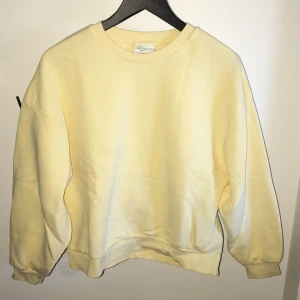 Gul tjocktröja  - En basic varm, gul tjocktröja från Gina Trickot. Använd ett fåtal gånger. Mjuk på insidan.